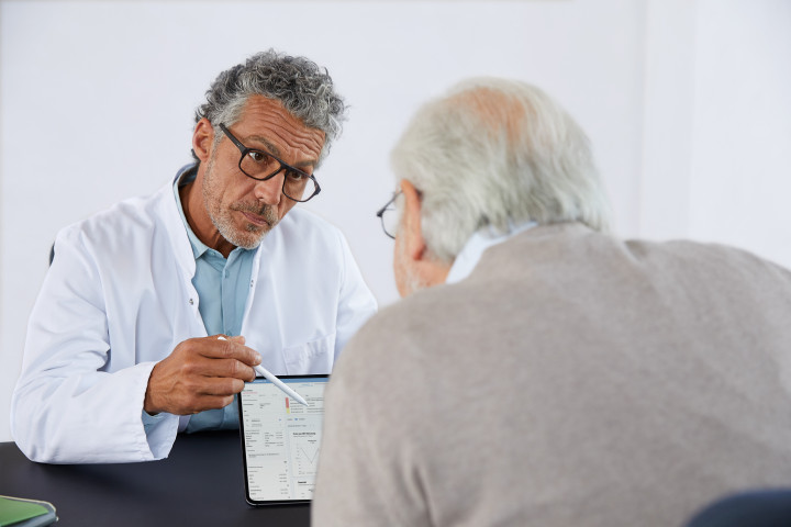 Ein Patient mit Herzinsuffizienz im Gespräch mit seinem Arzt.